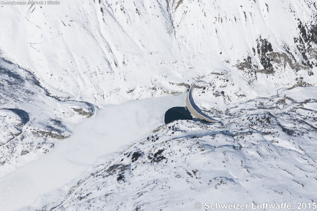 Lac des Toules am grossenSankt Bernhard (Position: 2'581'442.70, 1'086'166.97); Strasse an den rechten Bildrand (NNE) Richtung Bourg-St-Pierre, Fluss 'Dranse d'Entremont